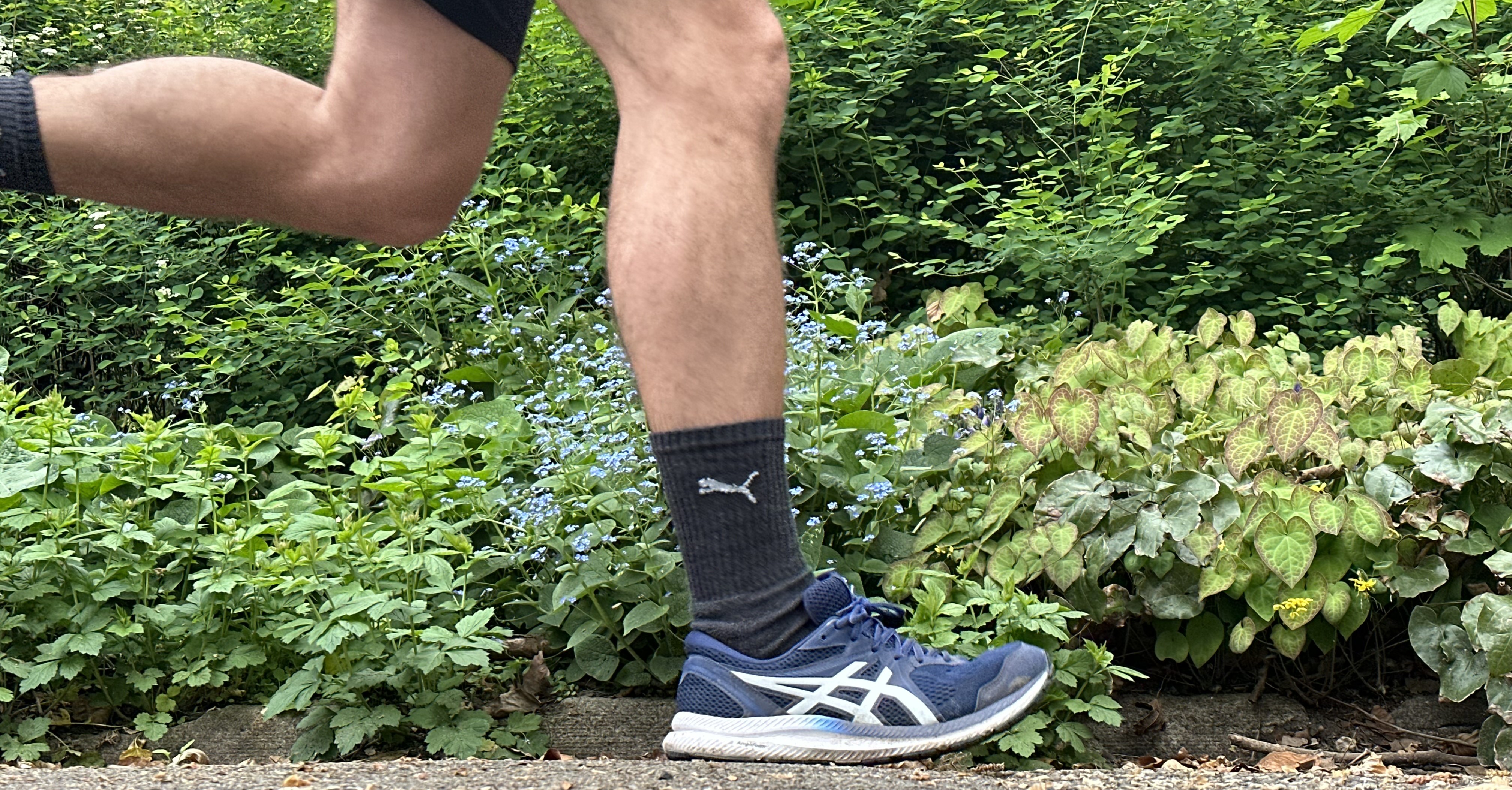 Close-up van Arno's voeten tijdens het lopen