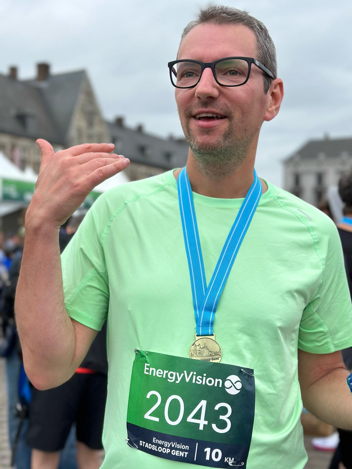 Arno heeft net zijn eerste 10km gelopen en is blij